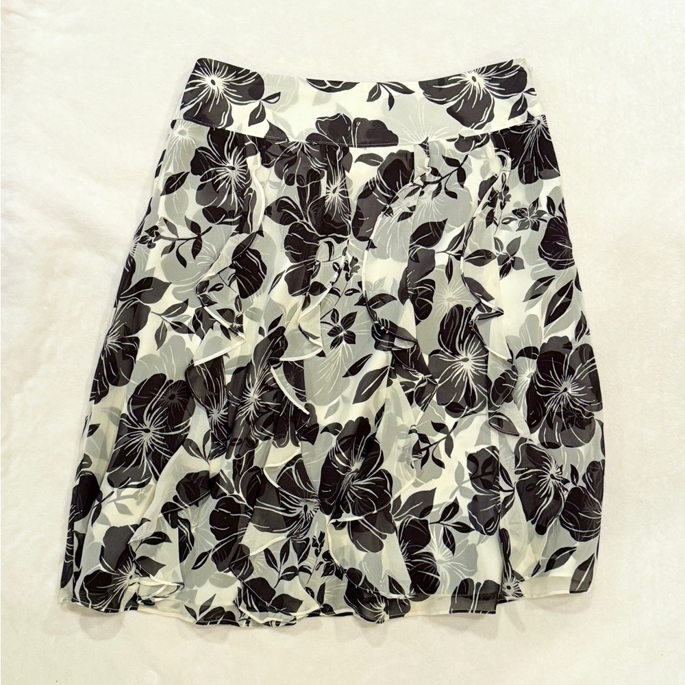 Size 6 Ann Taylor Black and Cream Floral A-Line Skirt